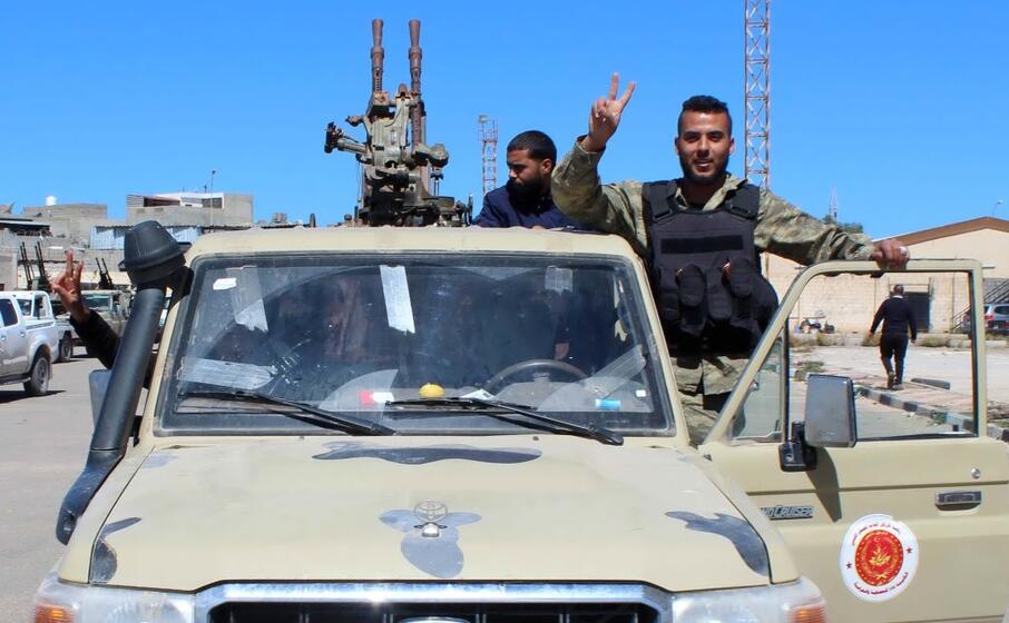 in molti vedono la mano francese dietro l attacco di haftar