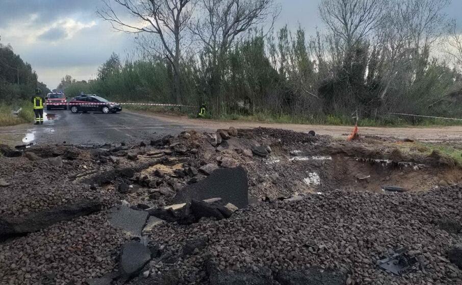la voragine sulla provinciale per arborea (foto elia sanna)
