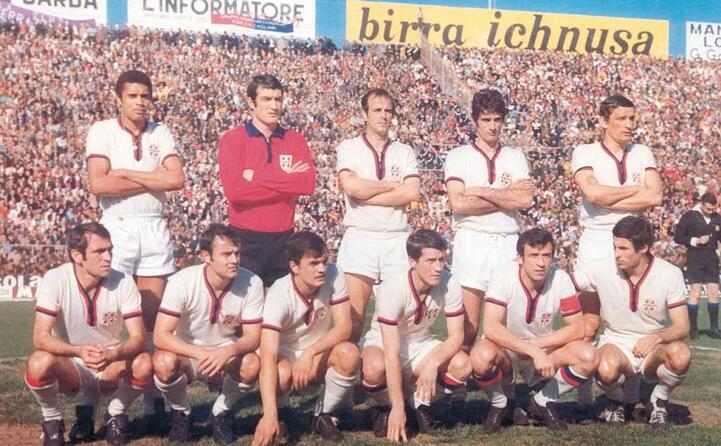 una formazione del cagliari campione d italia