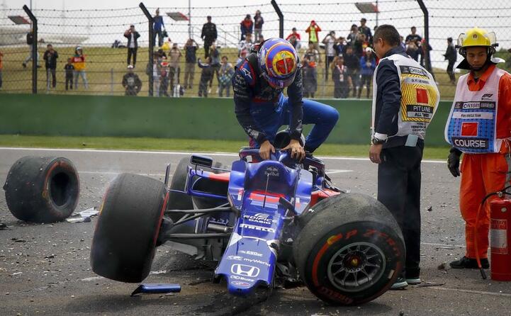 albon esce dalla monoposto