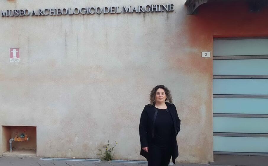 l assessore tiziana atzori davanti al museo (foto l unione sarda oggianu)