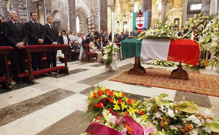 la bara avvolta dal tricolore e le istituzioni al funerale