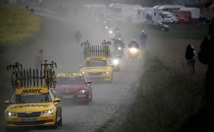 e il tempo non agevola i ciclisti