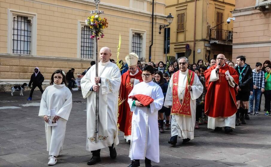 il corteo verso la cattedrale di santa chiara