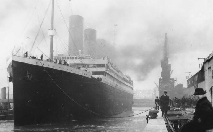 l imponente nave attraccata al molo di southampton
