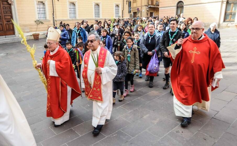 monsignor zedda stato accolto da centinaia di persone