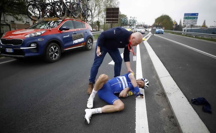 un medico della quick step soccorre lo sfortunato corridore