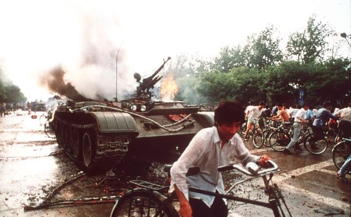 gli scontri tra esercito e studenti