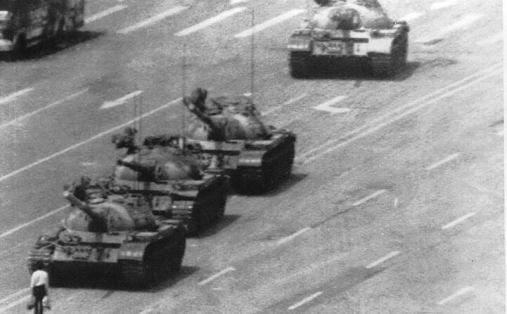 l immagine simbolo il rivoltoso sconosciuto lo studente che ferma una colonna di carri armati