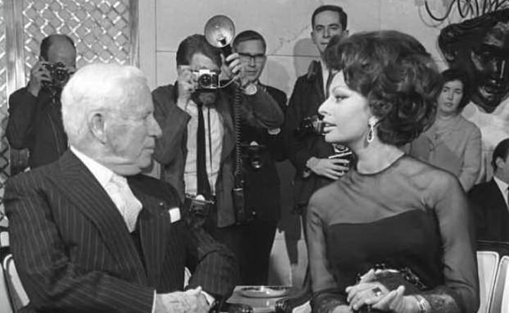 chaplin in una foto insieme a sophia loren (ansa)