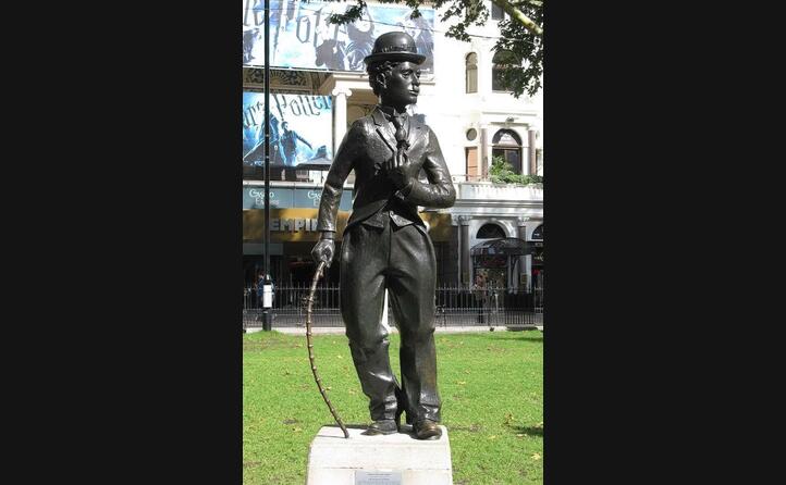 dopo la morte londra citt natale del regista e attore gli dedica una statua (foto da wikipedia)