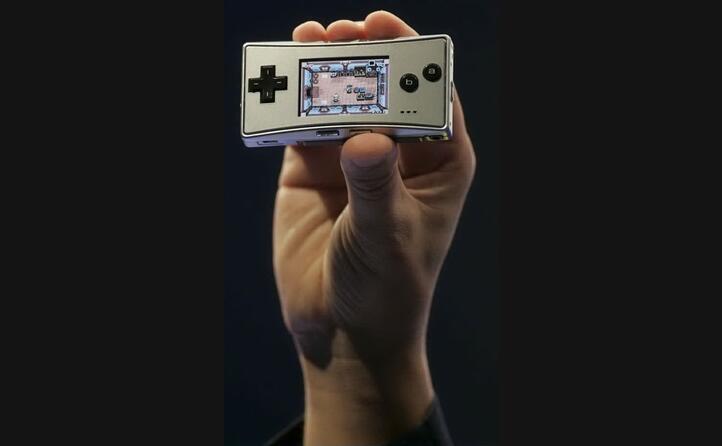 il game boy micro presentato nel 2005 (ansa)