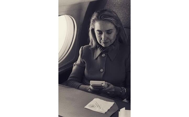 la first lady americana hillary clinton gioca con il game boy sull aereo (foto wikipedia)