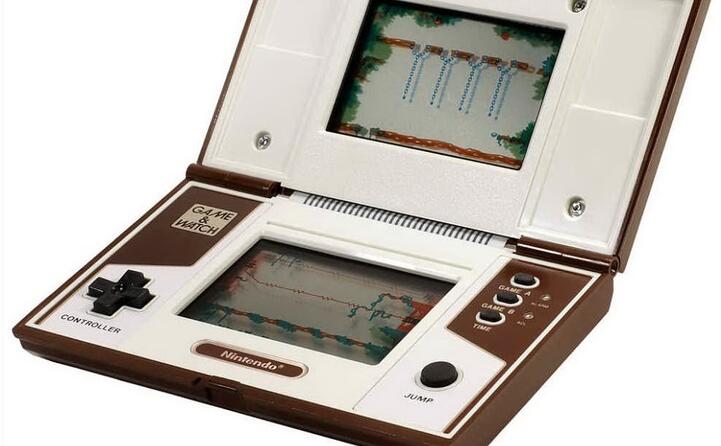 tra i precursori della console il game watch (foto wikipedia)