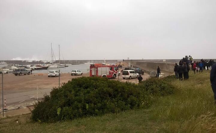 barca si rovescia a porto corallo un morto (foto maria gloria mereu)