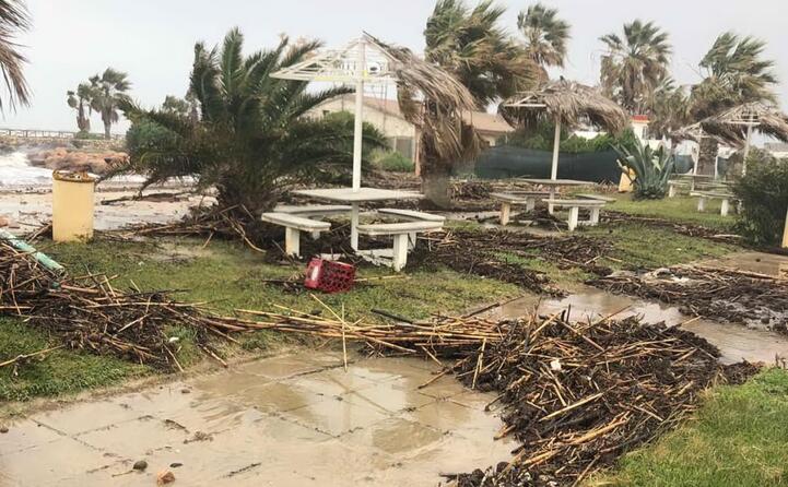 devastazione sulla spiagga di maddalena (foto tonino marras)