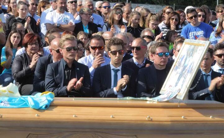 fabio aru al funerale dell aquila di filottrano (ansa)