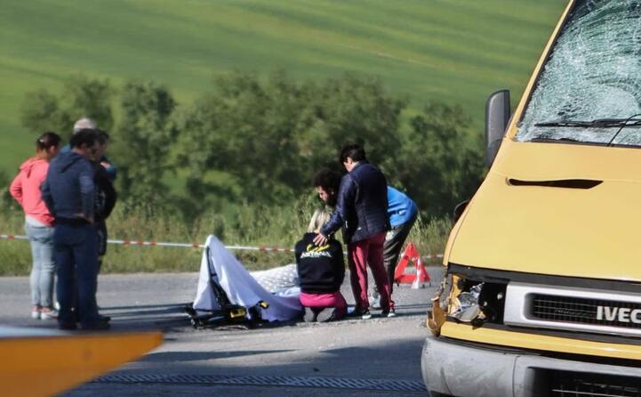 il ciclista viene travolto da un furgone durante un allenamento (ansa)
