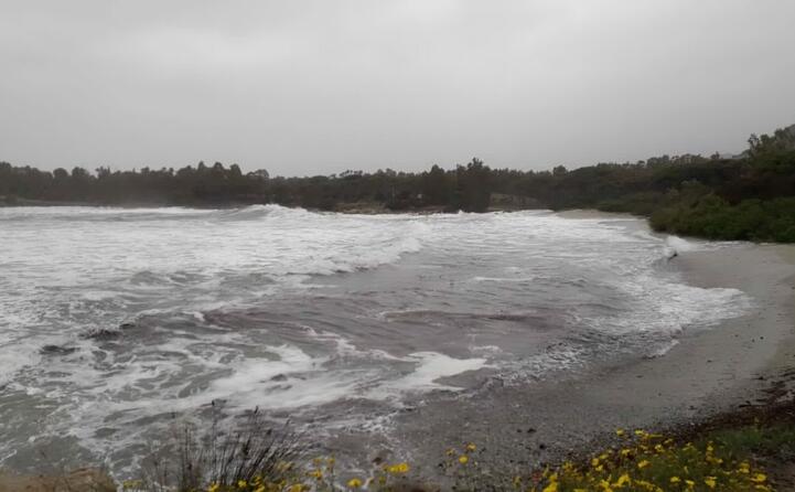 il mare in burrasca a muravera (foto l unione sarda)