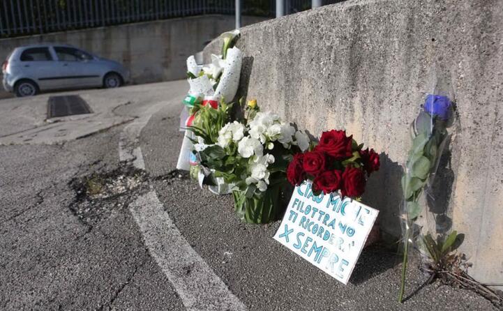 il ricordo dei suoi fan (ansa)