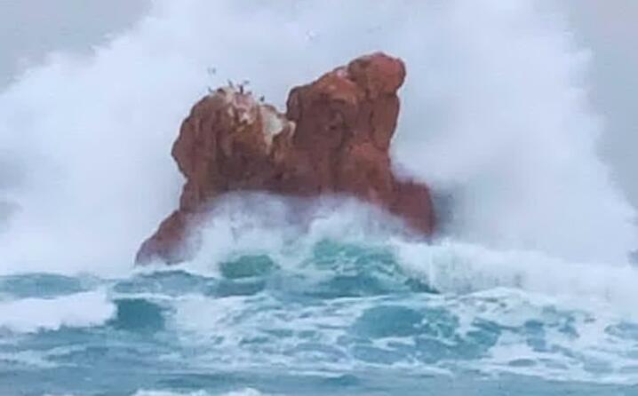 mareggiata avvolge gli scogli rossi di cea a bari sardo (foto gi piras)