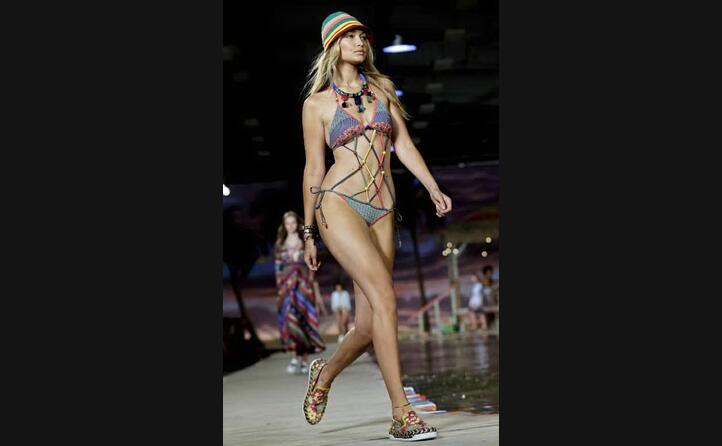 in passerella per tommy hilfiger