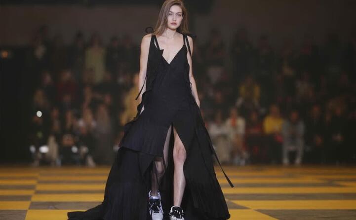 una sfilata a parigi per la collezione di virgil abloh