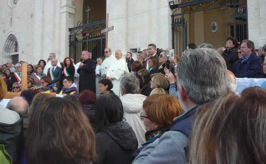 ad accogliere i fedeli tra i tanti sindaci anche l arcivescovo di cagliari monsignor arrigo miglio