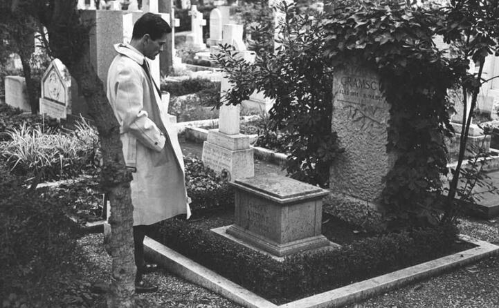 pierpaolo pasolini altro intellettuale simbolo della sinistra italiana davanti alla tomba di gramsci al cimitero degli inglesi di roma