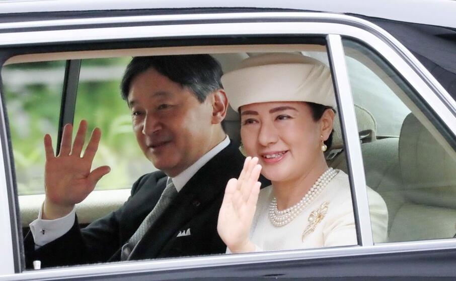 con la moglie masako