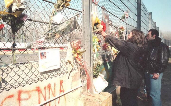fiori e biglietti sul muretto dell incidente