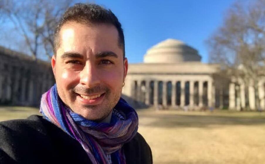 enrico santus davanti al mit di boston (foto l unione sarda simbula)