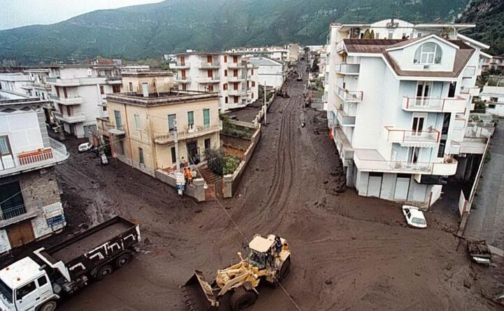 accaddeoggi 5 maggio 1998 frane tra avellino e salerno (ansa)