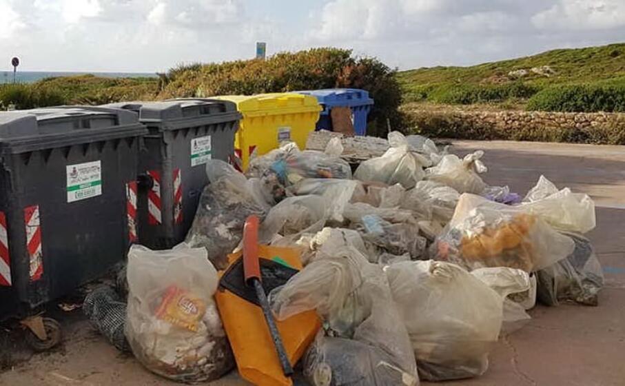 una parte dei rifiuti raccolti dalla spiaggia (foto l unione sarda pinna)