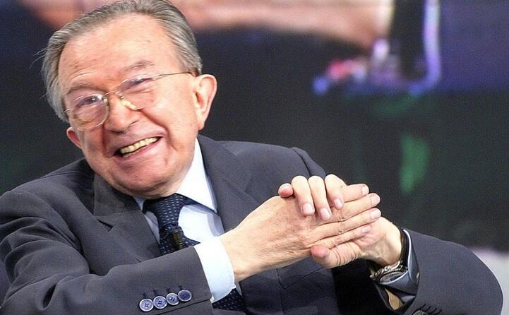 un sorridente giulio andreotti