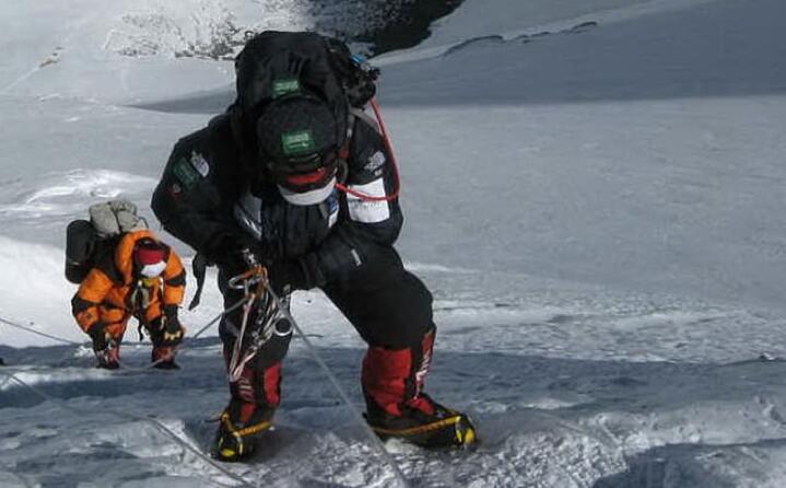 gli alpinisti durante la salita del colle sud