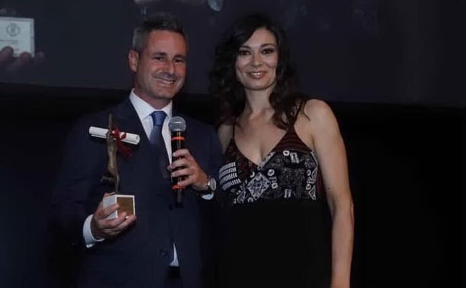 il dg lorenzo giannuzzi ritira il premio da roberta lanfranchi (foto concessa)