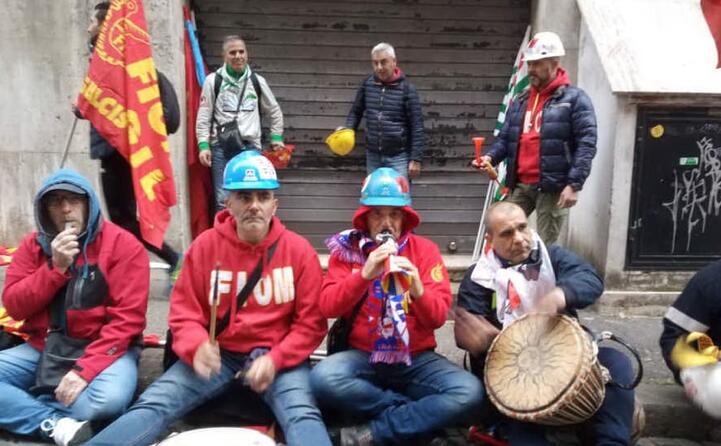 gli operai sono arrivati nella capitale dove si fermeranno sino al termine del vertice