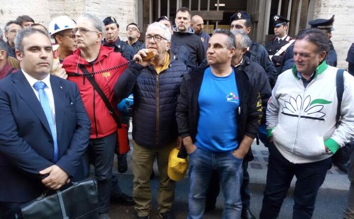 i delegati richiamati al tavolo delle trattative espongono i risultati ai lavoratori al microfono angelo diciotti (le foto sono di angelo cucca)