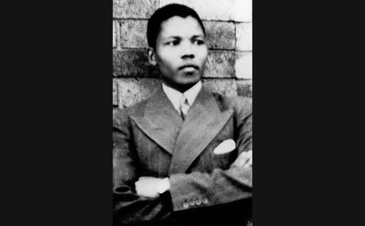 nel 1993 viene insignito del premio nobel per la pace (in foto mandela all et di 19 anni)