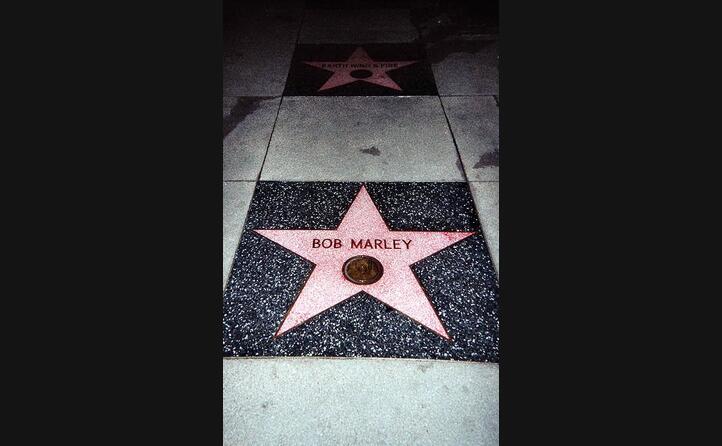 scrive la storia del reggae (in foto la walk of fame di hollywood)