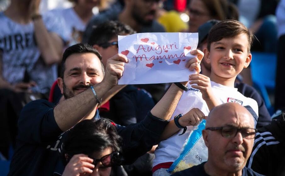 gli auguri alle mamme rossobl del cagliari calcio