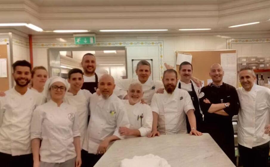 gli studenti dell alberghiero con gli chef del quirinale (foto concessa)