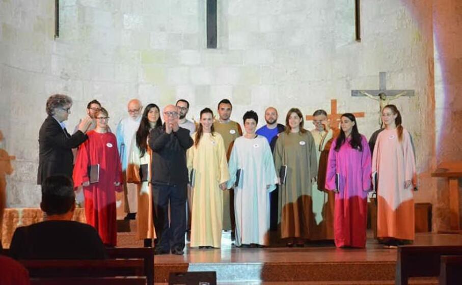 don sanna con i cantori (foto l unione sarda pala)