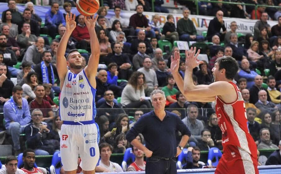 marco spissu al tiro contro pesaro (foto dinamo)