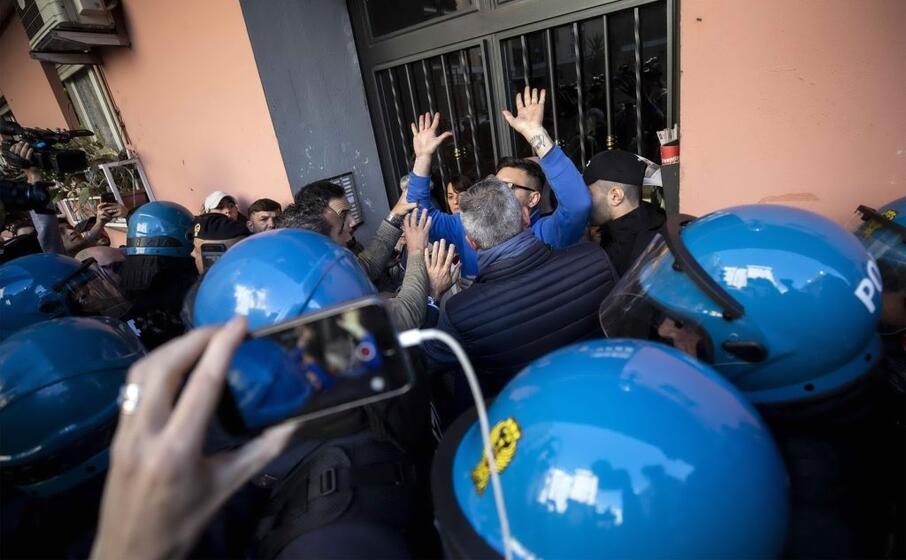 gli scontri a casal bruciato (ansa)