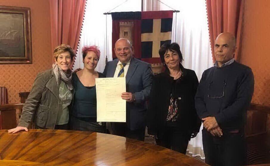 il sindaco sanna con le due mamme e i funzionari del comune di sassari (foto ufficio stampa)