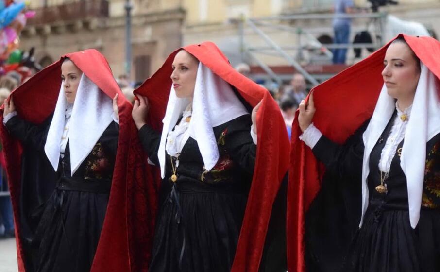 alcuni abiti in corteo