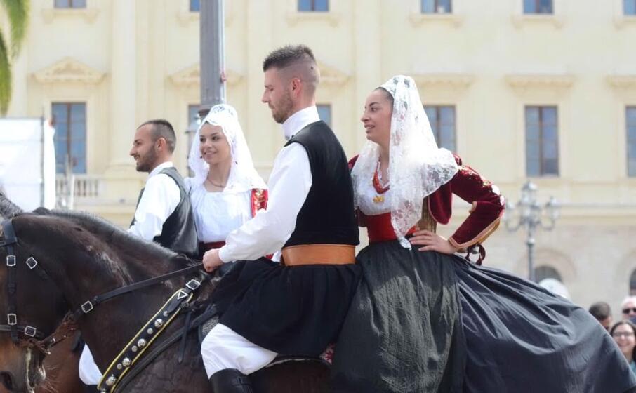 costumi e tradizioni oggi a sassari per la cavalcata sarda (foto l unione sarda calvi)