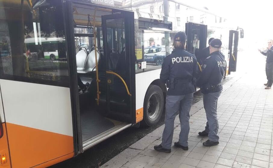 intervento polizia su un bus del ctm (foto l unione sarda)